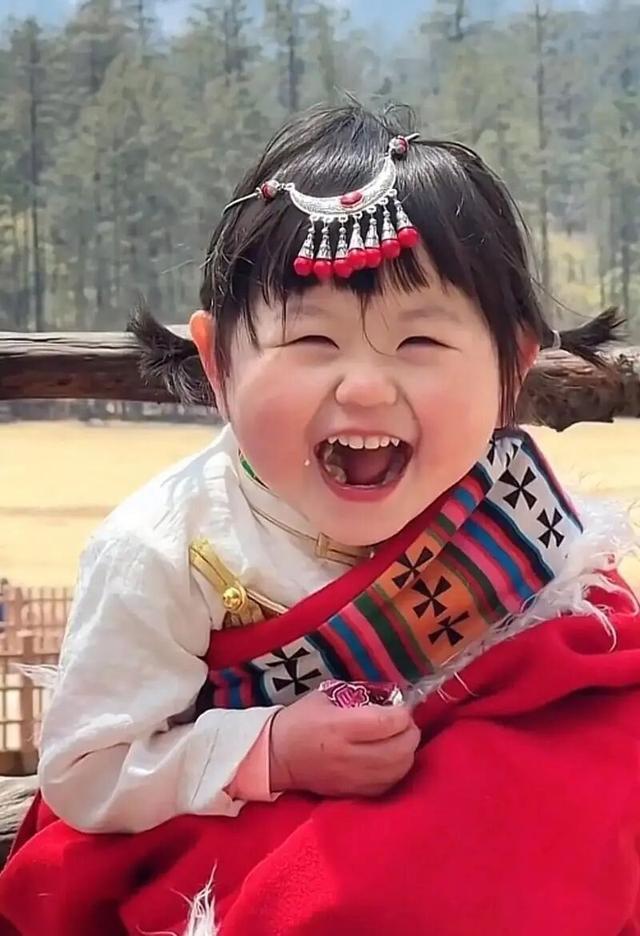 千万粉丝网红“瑶一瑶小肉包”妈妈直播透露瑶一瑶藏剪刀被安检发现引热议；其账号近30天掉粉6万，一分钟视频报价45万