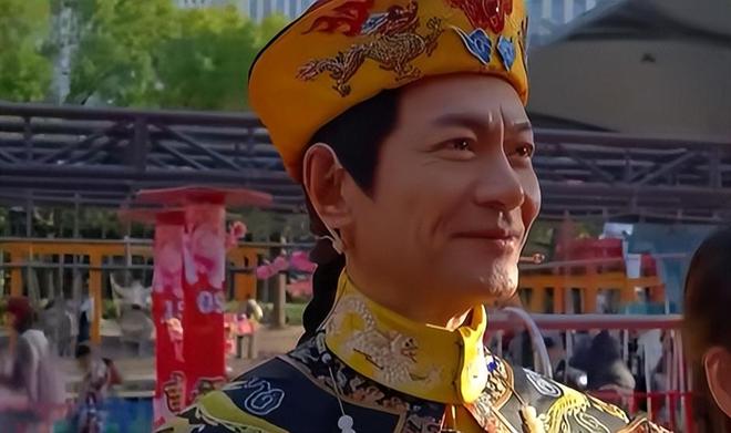 64岁男演员春节在景区打工，暴瘦引担忧！曾自曝不再拍戏