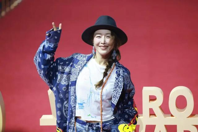 歌手孙悦将在山东春晚演唱《祝你平安》，称32年前第一次听时处于人生最低谷：一个镜子扎到眉毛上缝了3针，没想到这首歌又翻红了