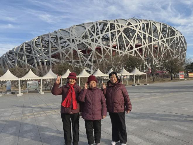 带79岁母亲、一家15口包车进京过年，山东小伙用12个字总结北京之行