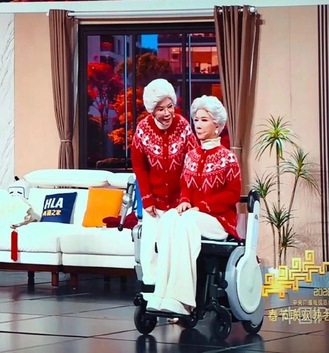 蔡明时隔30年再演机器人，撒贝宁的眉毛又上热搜了！宇树科技机器人春晚表演武术，一个动作让观众惊呼：时间倒流了？