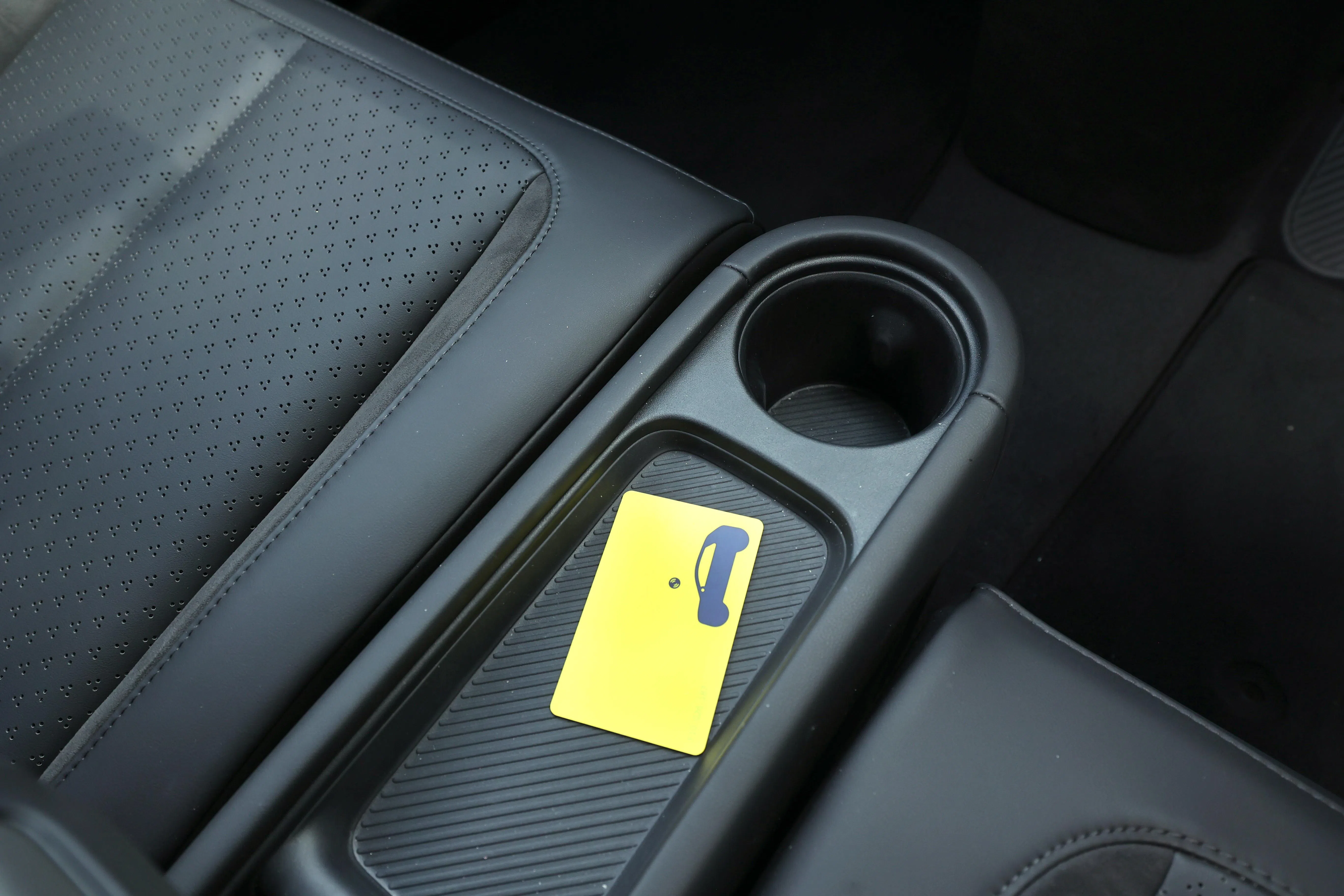 使用卡片钥匙开锁后，必须把钥匙置放在中央扶手才能启动车子。（周国威摄）