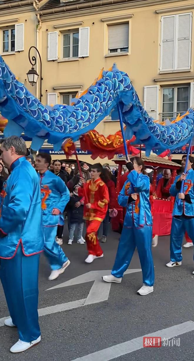 法国1万人村庄连续10年自费过春节,当地华人称是“民间武术团组织”,负责人:曾在少林寺学习功夫,希望到武汉看看