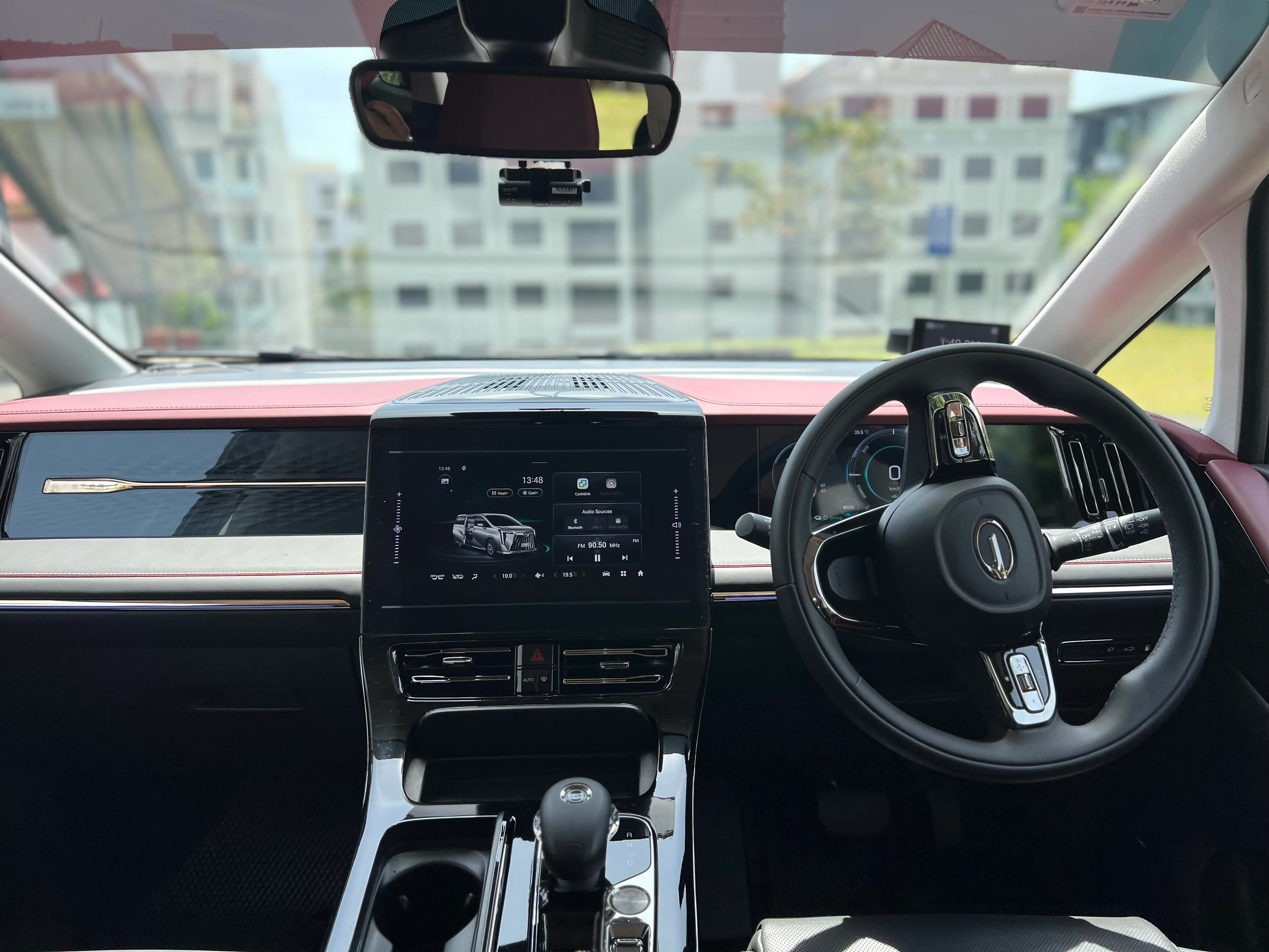 驾驶盘握感厚实，指向轻盈却不浮。（吴庆康摄）