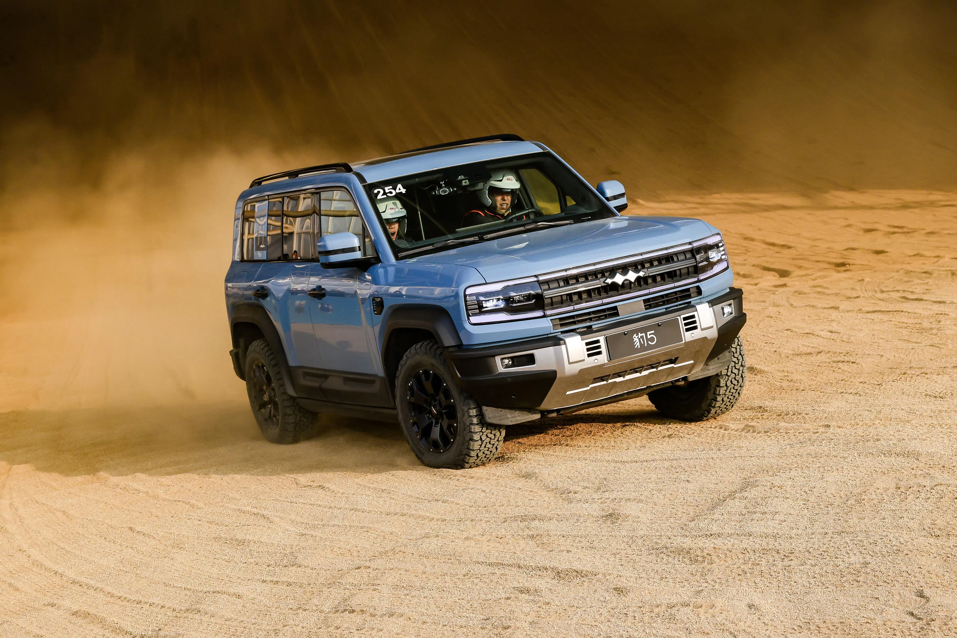 腾势B5性能强悍，能在沙地上轻松行驶。（车商提供）