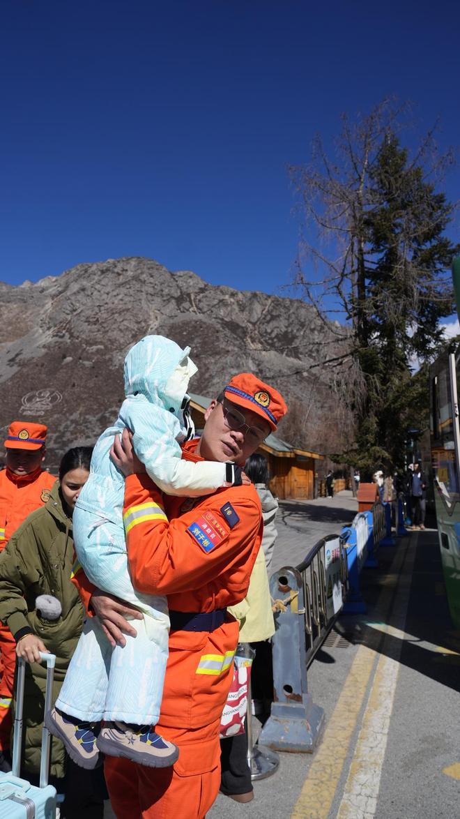 广东一自驾团队在康定遇险：一女子摔伤，两儿童出现高反 当地消防紧急救援