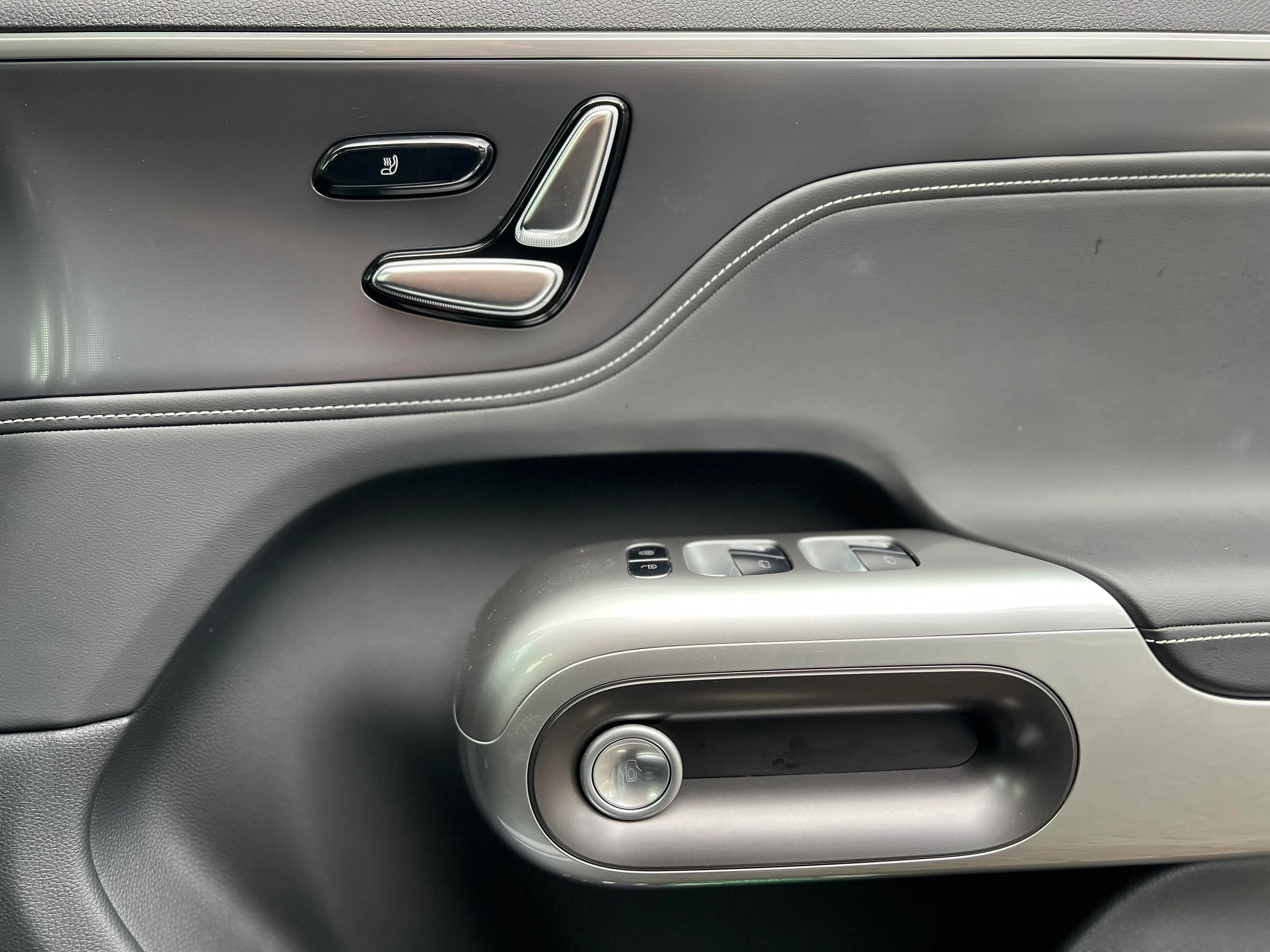 电动座椅调整键沿用马赛地经典布局。（吴庆康摄）