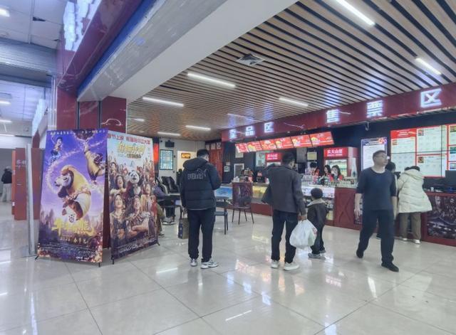 少了《哪吒2》的春节档,票房回归理性!《飞驰人生3》断层领先,《镖人》口碑发酵|新春走基层