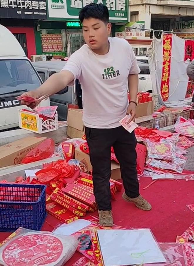 山东招远替患病母亲摆摊卖春联14岁姐弟系龙凤胎，父亲患癌离世，母亲:孩子每天摆摊十余小时，坚持了13天