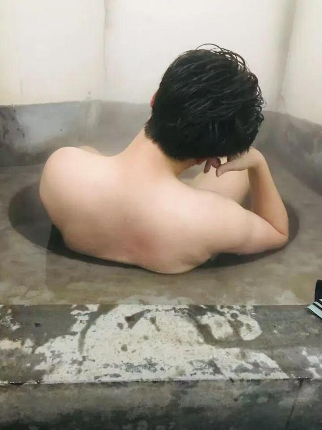 除夕在铁锅里泡澡,底下还烧着柴火?浙江真的有!“我家两个女婿一个超爱,一个总感觉好像铁锅炖自己……”