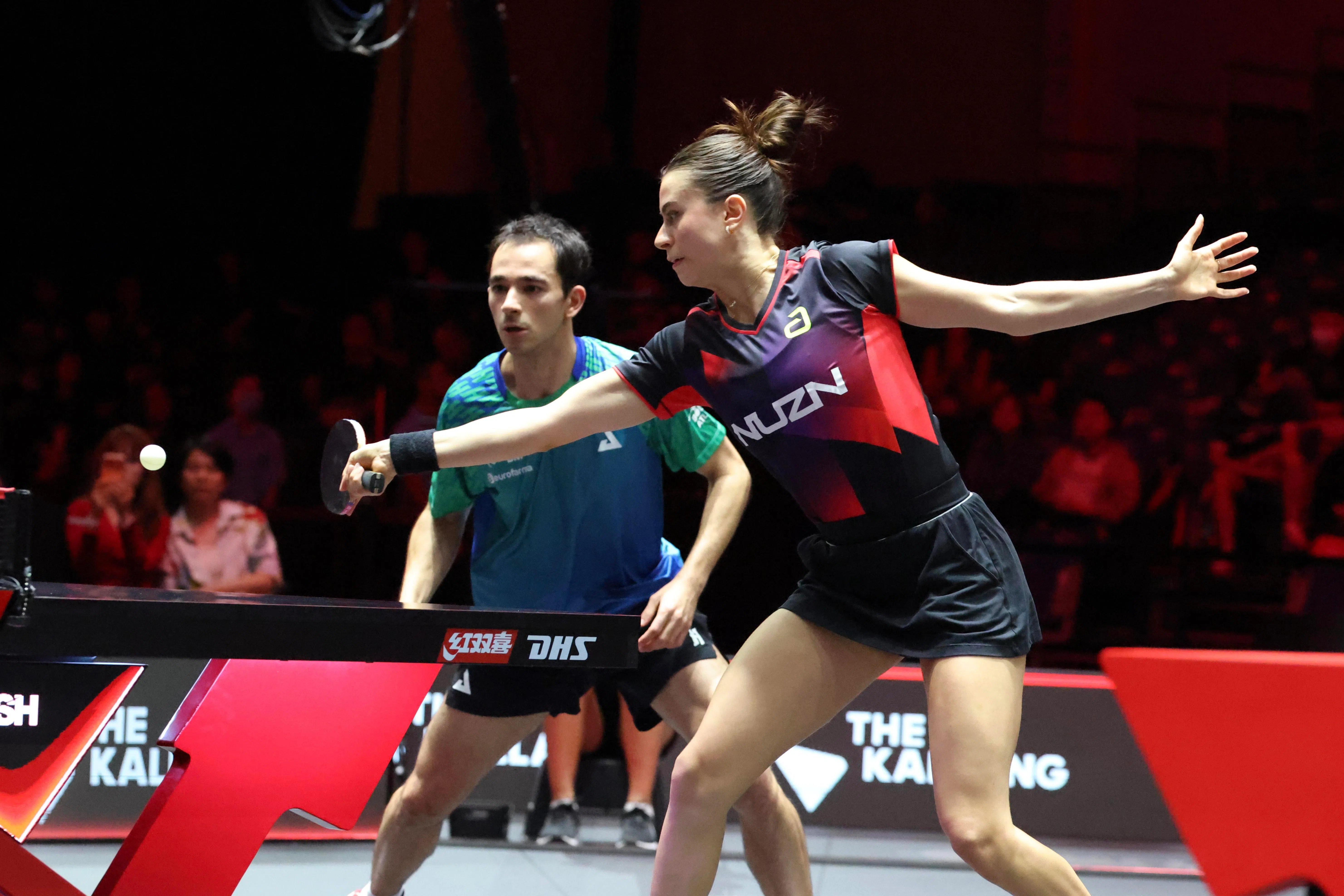 卡尔德拉诺（左）／布鲁娜（右）的配合十分默契，直落三局击败世界第一的韩国对手夺冠。（郑一鸣摄）