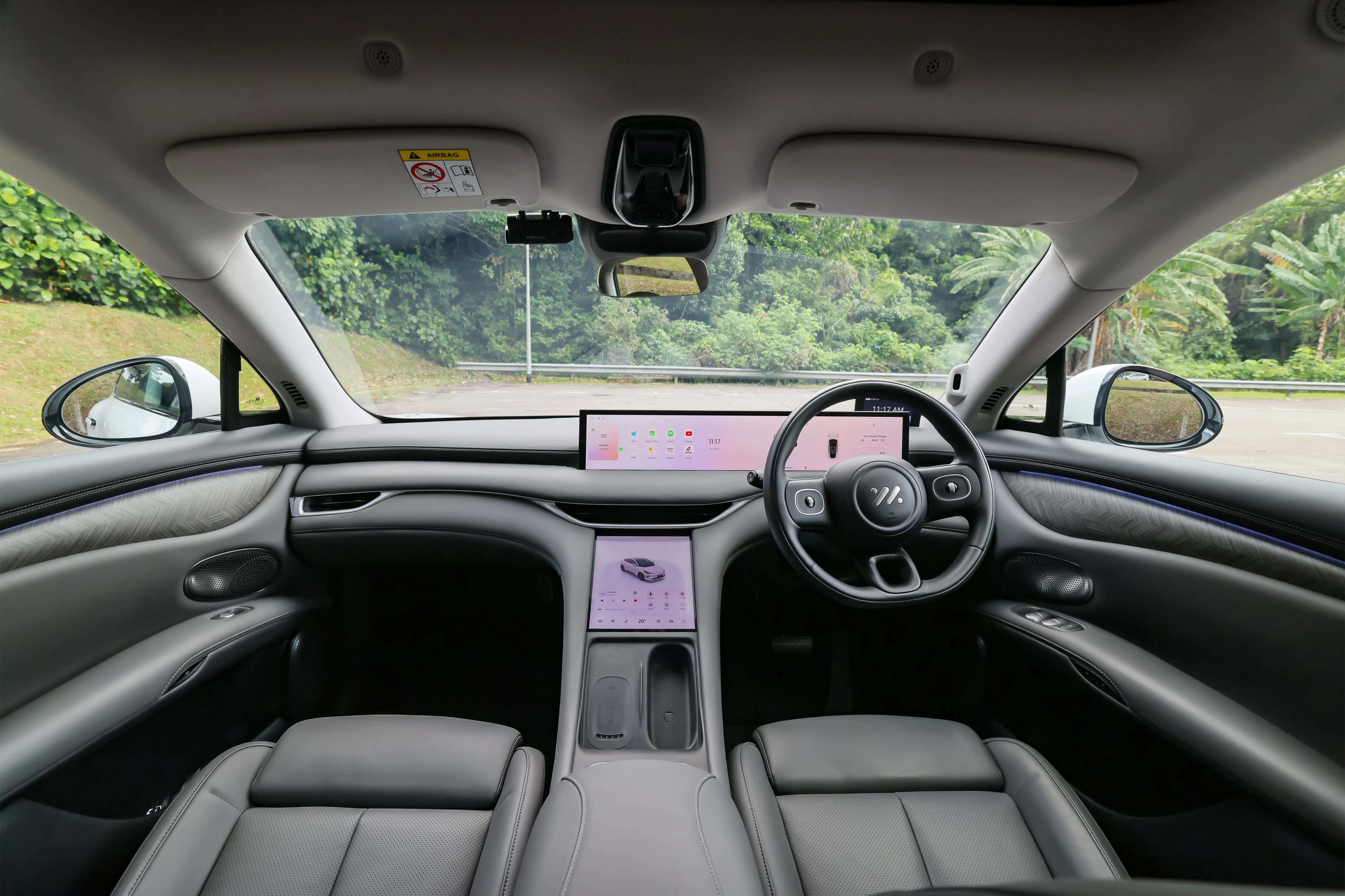 内饰设计采用极简科技风，26.3英寸超大触屏覆盖整个仪表台。（龙国雄摄）