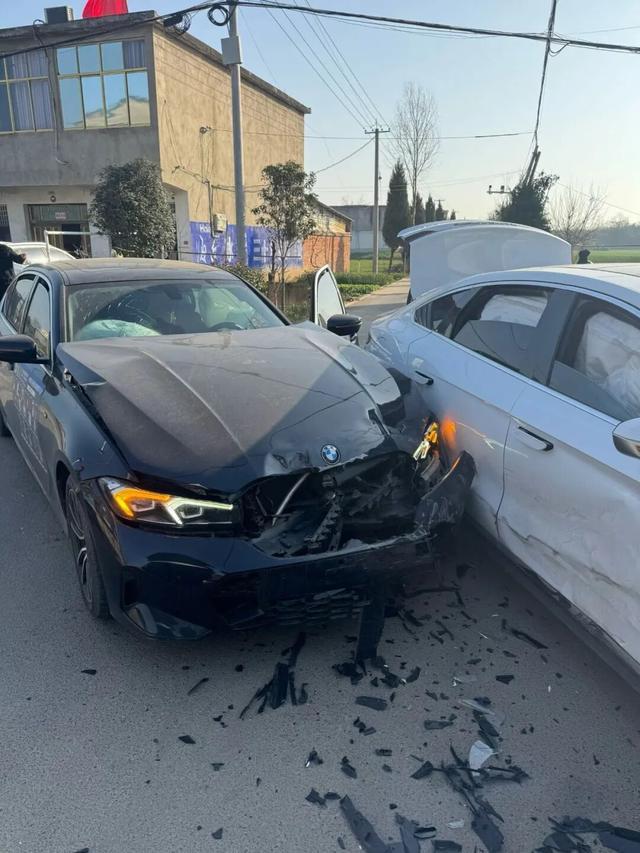 大年初四小伙驾车出事故，刚还清车贷，宝马就撞毁了，小伙微笑合影：人没事就好，好心态比啥都重要