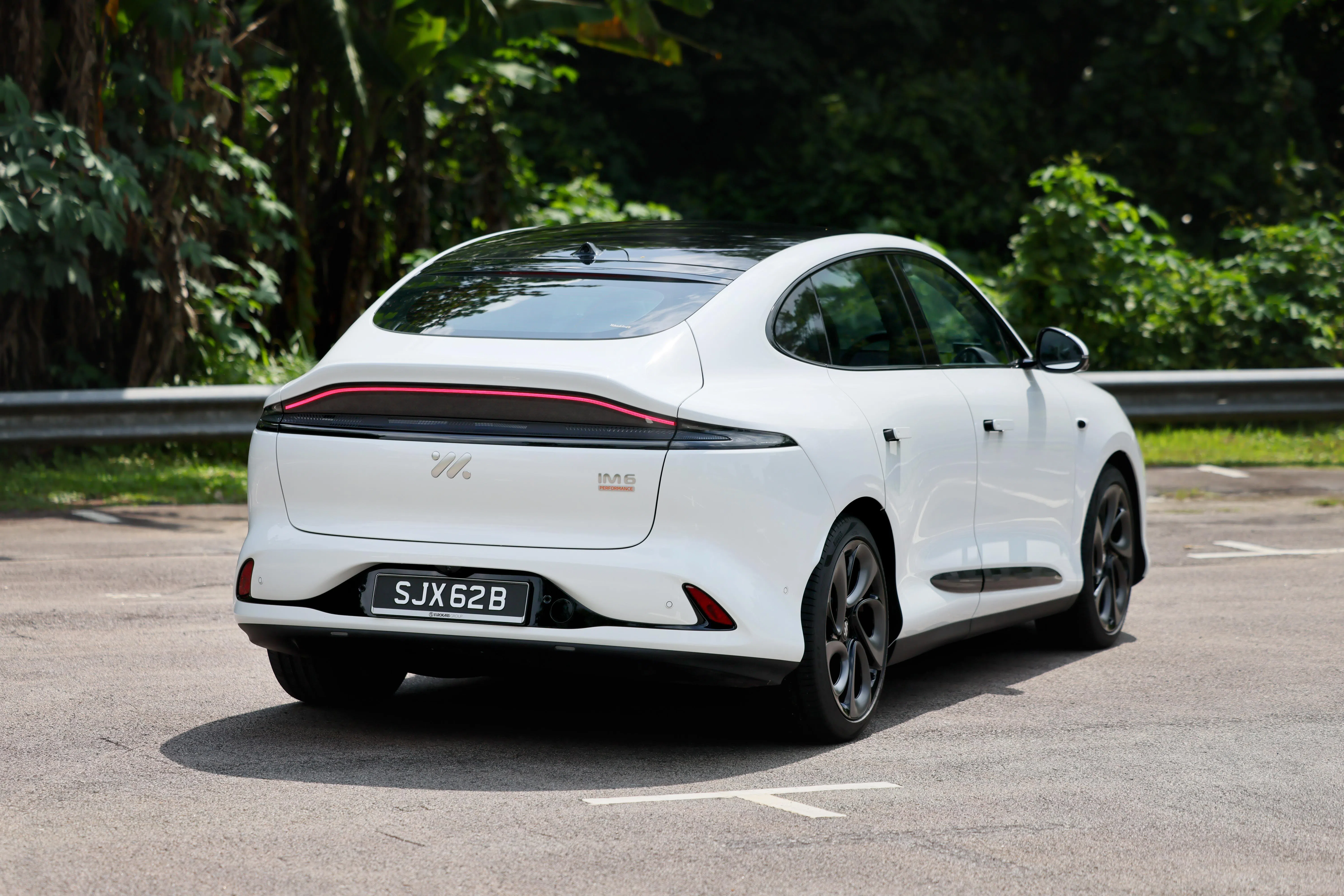 溜背造形与尾门上翘“鸭尾”融合，营造出强烈运动感。（龙国雄摄）