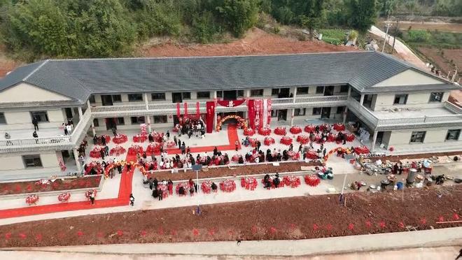 重庆一村庄六户村民合建楼房，网友直呼“是建了所学校”，镇政府工作人员：将老屋推翻后重建，手续合规