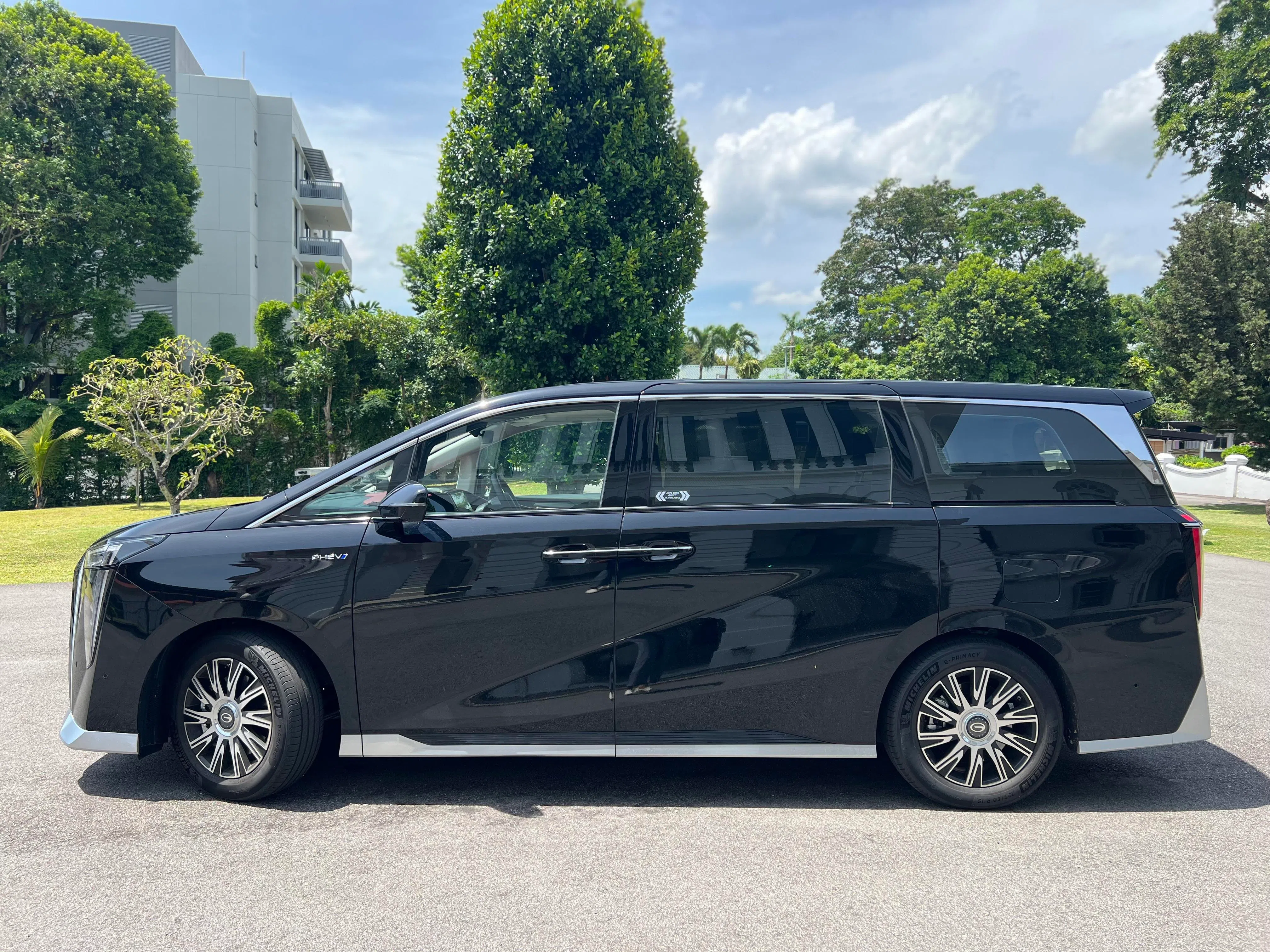 车子比例修长而稳重，车高刻意降低，使视觉重心更贴地。（吴庆康摄）