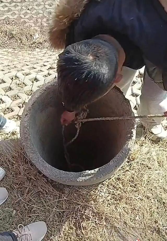 河南5岁女童逛游乐场与家人失散，坠入两公里外路边机井，泡在水中大哭，多人发现后合力救出