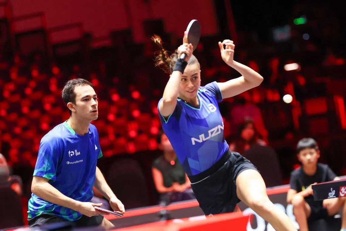 卡尔德拉诺（左）与布鲁娜（右）的巴西情侣档组合首度闯入新加坡大满贯的混双决赛，将面对世界第一的林钟勋／申裕斌。（档案照片）