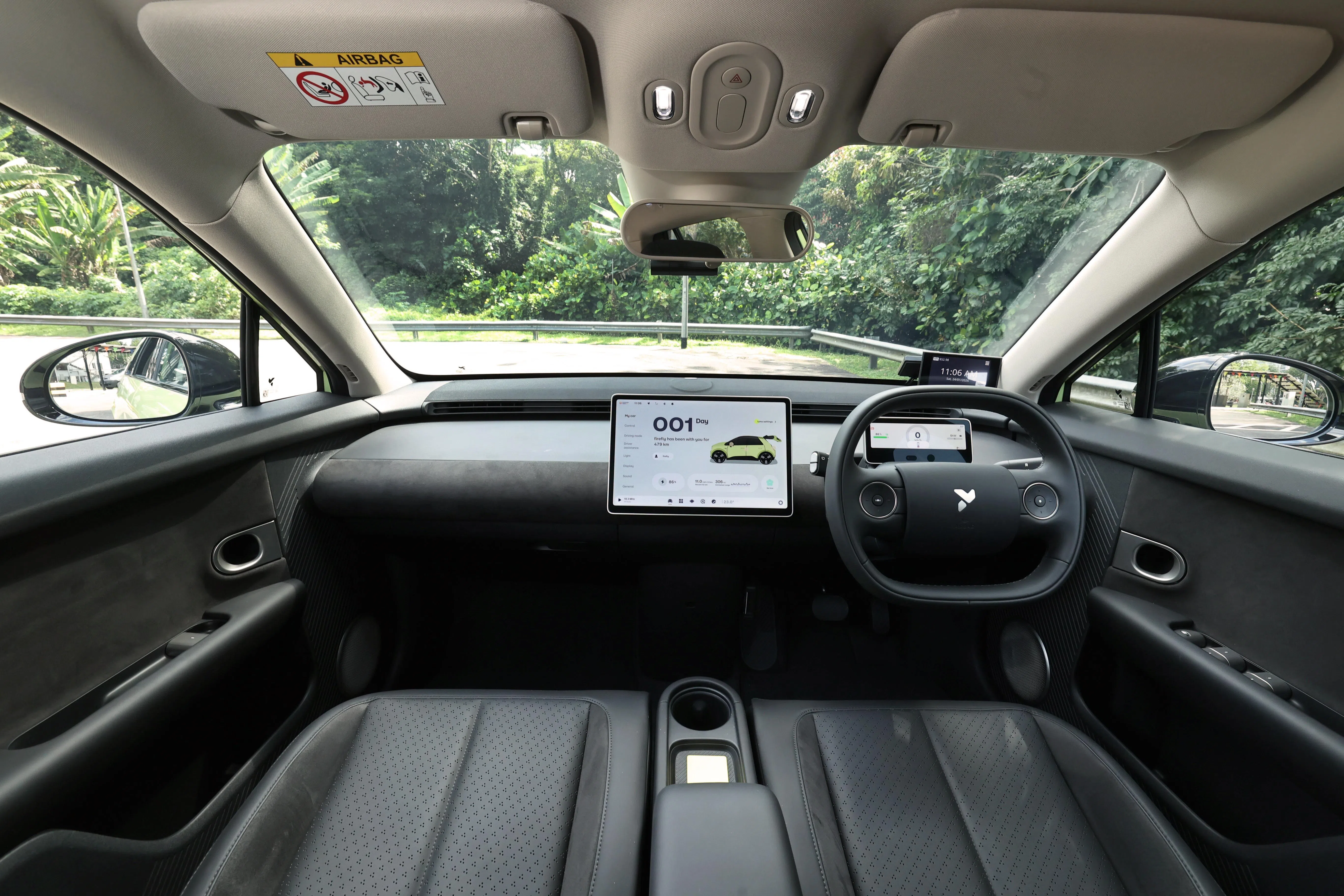 中控台设计简洁利落，搭载全液晶仪表与悬浮式中控触屏。（周国威摄）