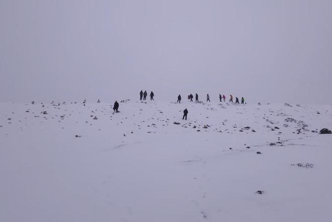 库拉岗日一女生徒步失联1日在牛棚被找到，当地：她用牛粪保温，基本承担了村民救援费