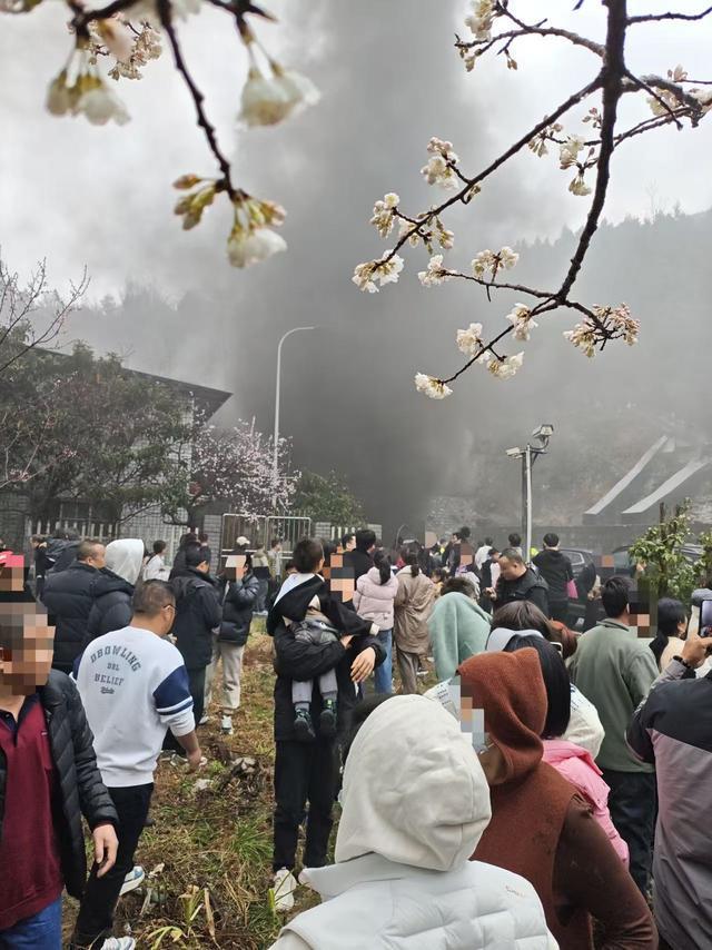 G5京昆高速古家山隧道货车自燃，隧道现处于管制状态；亲历者：大家满脸是灰，来不及穿鞋穿外套，逃出隧道后听到爆炸声
