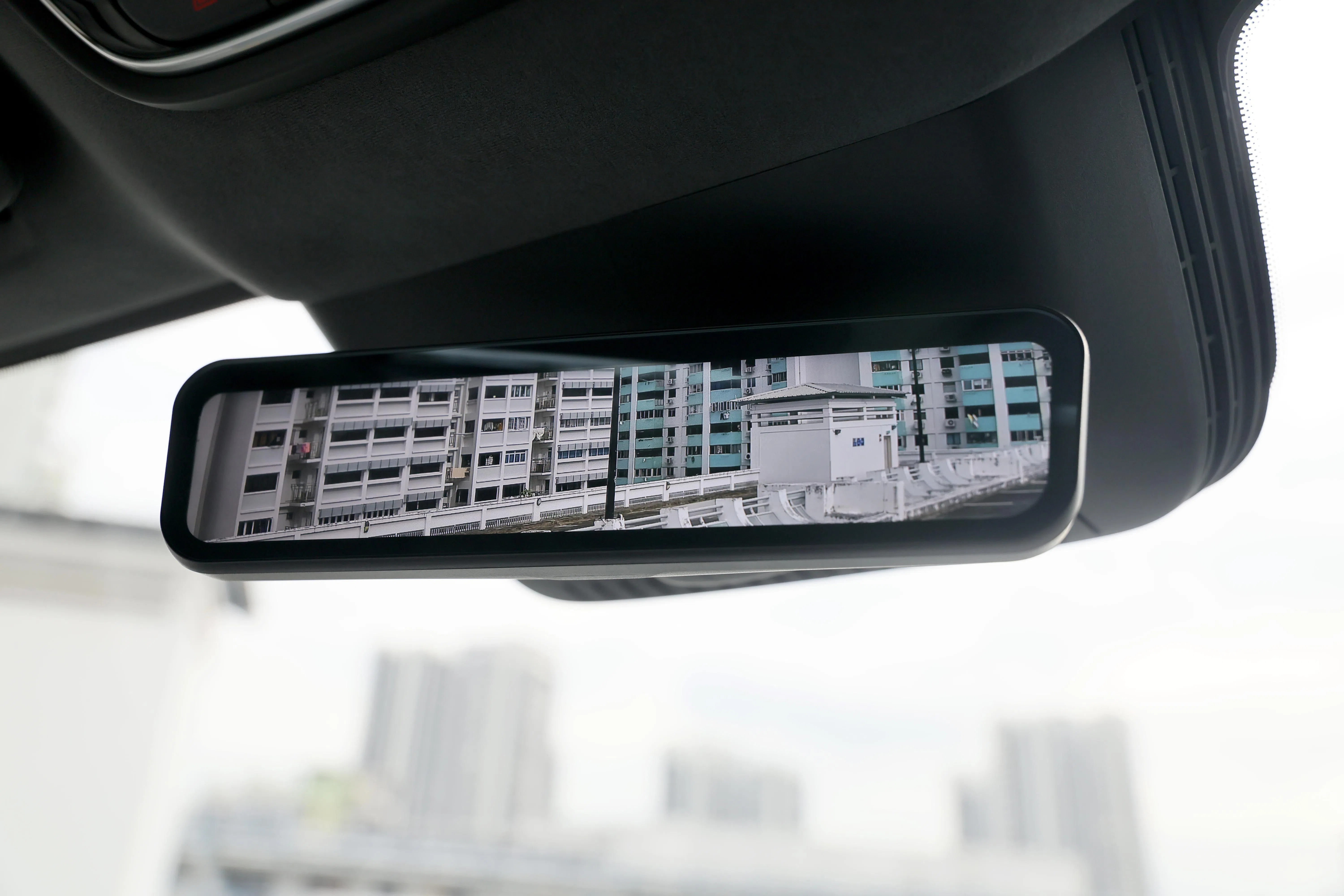 新车使用数码后视镜，但车尾摄像头角度偏高。（龙国雄摄）