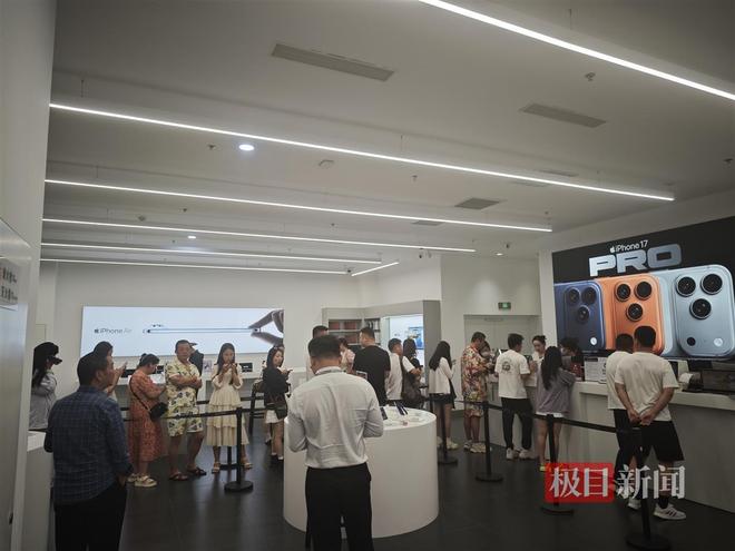 海南封关首日实探三亚免税城：免税价叠加消费券，苹果手机最高可减1000元