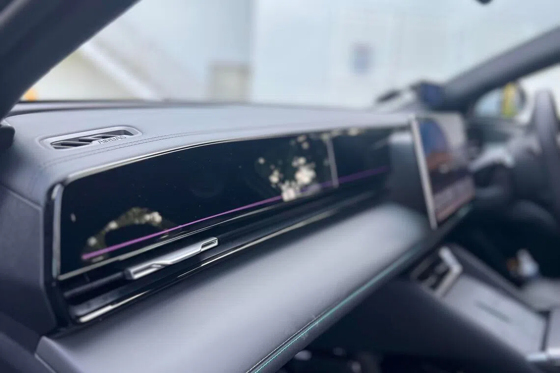 内装选材细腻，软质包覆延伸至门板，镀铬线条与氛围灯为车内增添轻奢气息。（吴庆康摄）