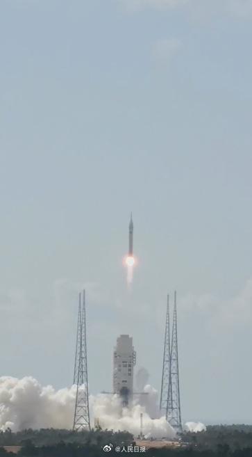 长征十号火箭携梦舟飞船首次试飞成功，人类载人登月梦想更进一步