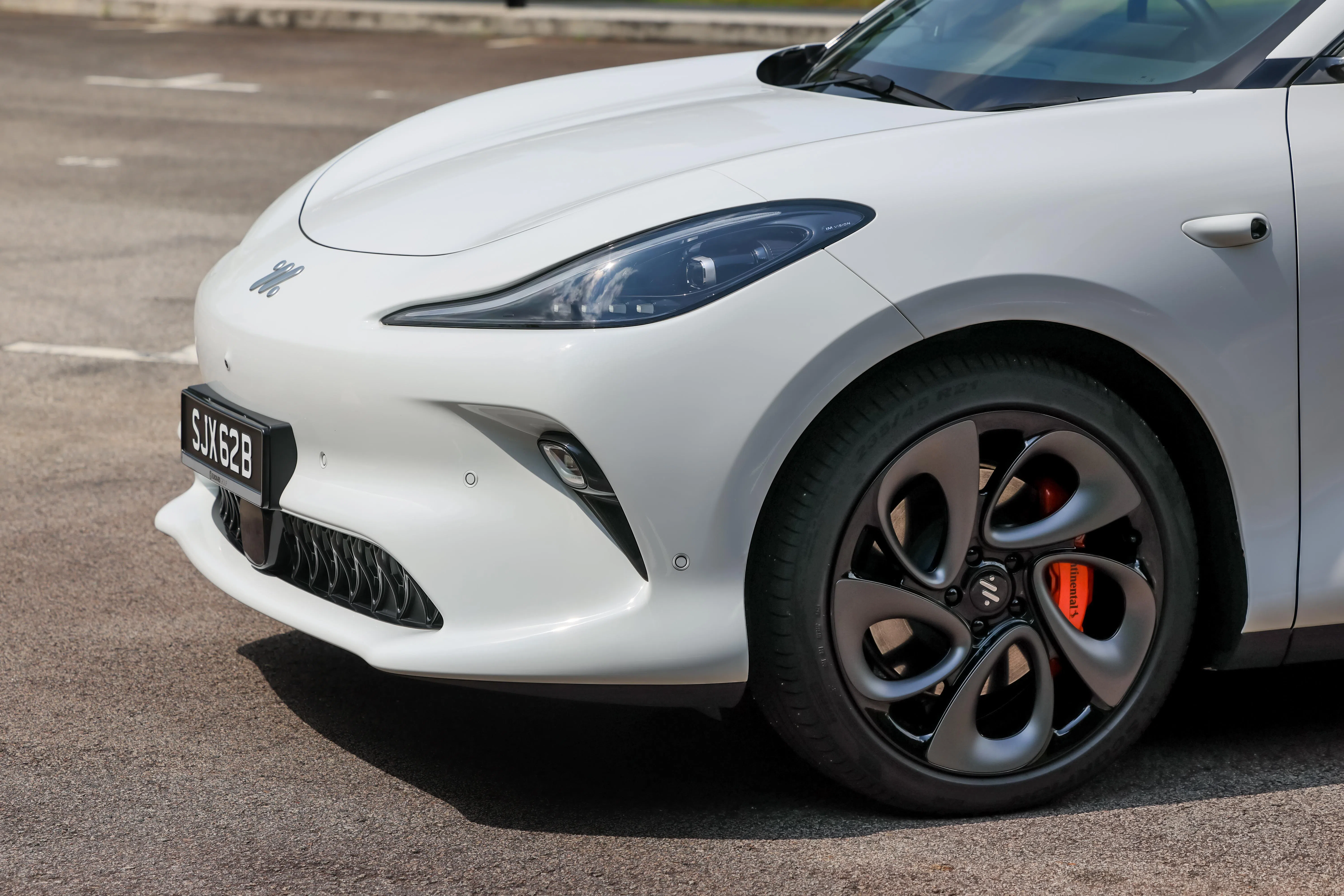 前脸采用封闭式格栅，搭配修长LED头灯。（龙国雄摄）