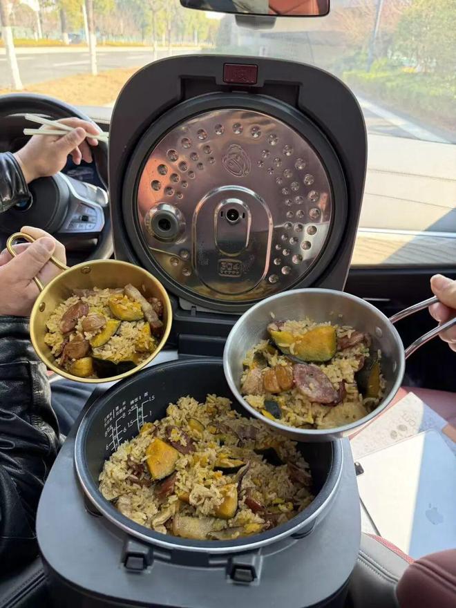 夫妻从浙江回安徽老家过年，带一锅焖饭上高速，还带了个简易“厕所”……