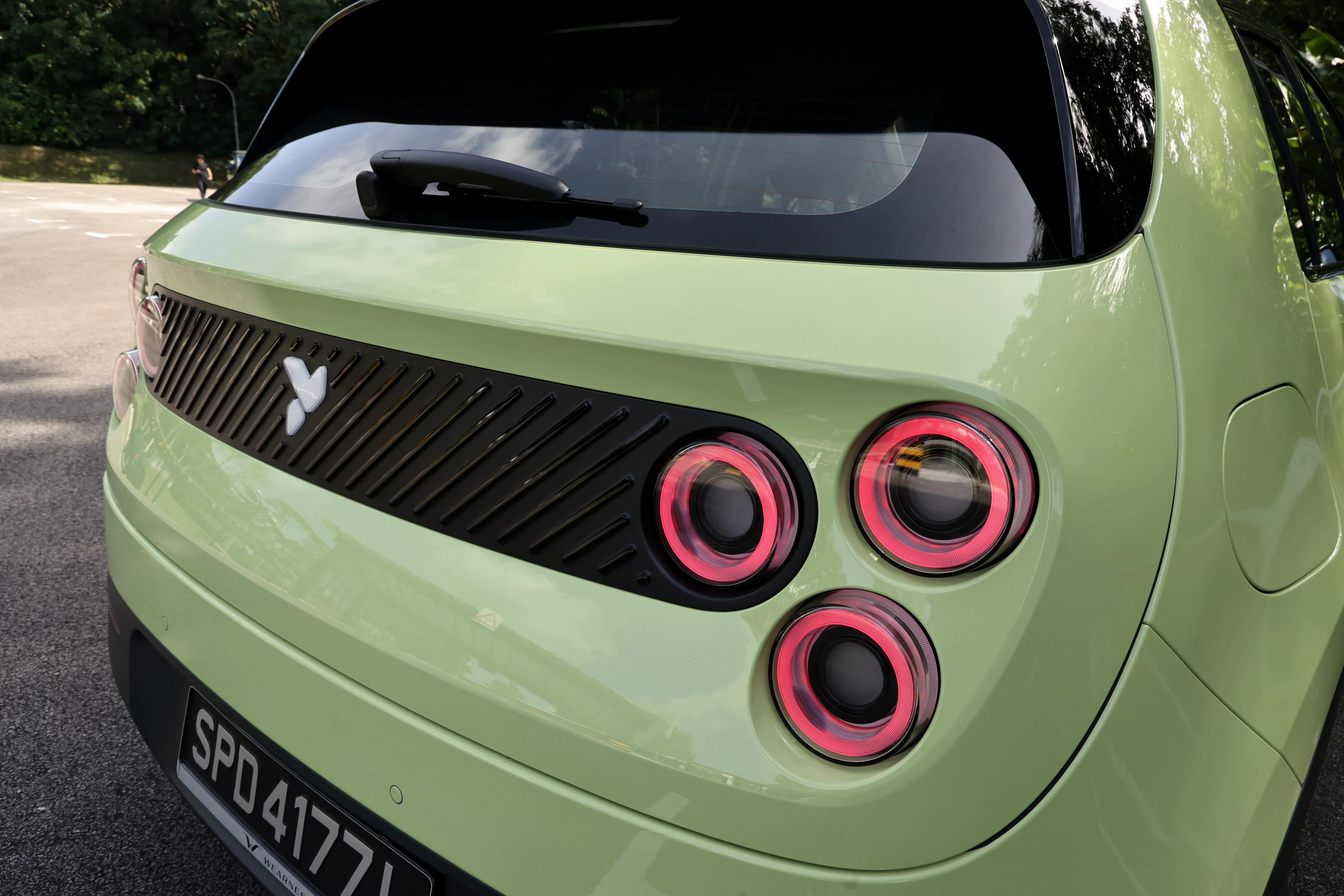 车尾设计与车头呼应，同样采用黑色饰板和三圆形灯组。（周国威摄）