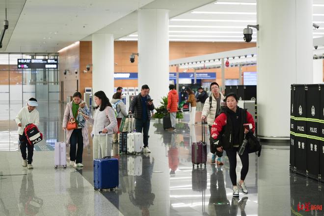 成都新年首班入境航班抵达：阿根廷小伙专程来蓉过中国年，摩洛哥小哥为成都“代言”