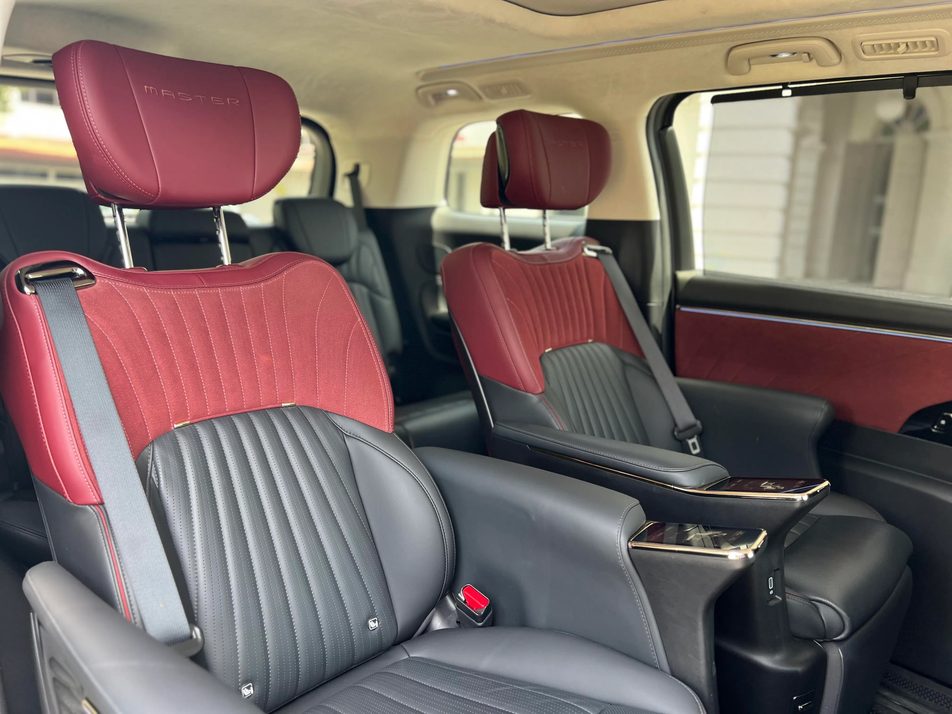 二排独立座椅如商务舱，有58度可调靠背、四向腿托与按摩功能。（吴庆康摄）