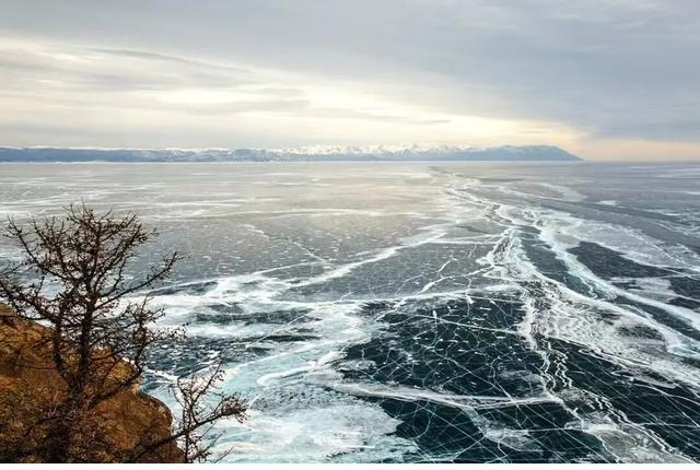 7名中国游客沉入贝加尔湖溺亡，该旅游团涉嫌未正式注册，目击者：疑因司机强闯冰面裂缝；系1个月内第二起涉中国游客安全事故