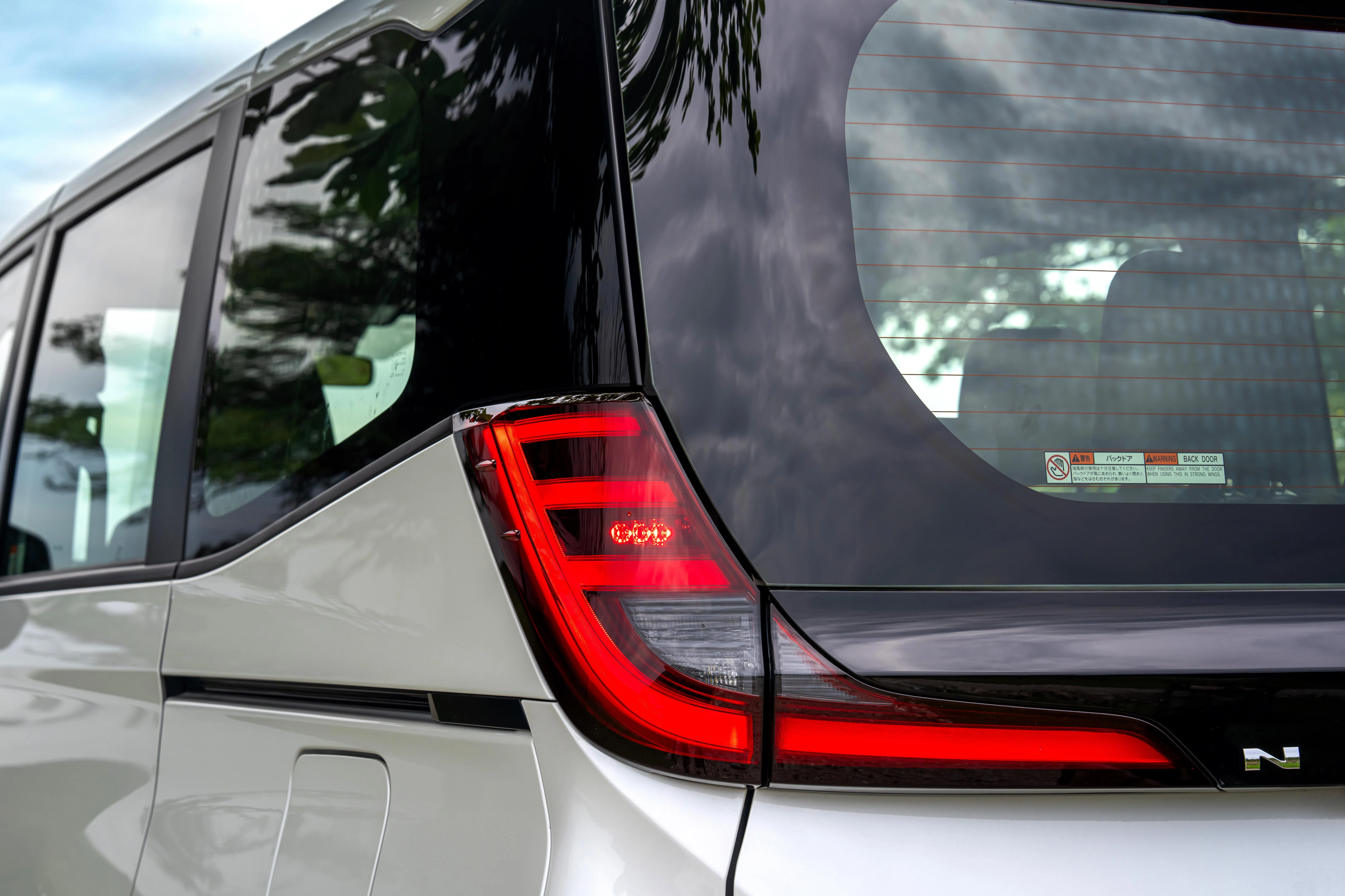 大型LED尾灯识别度很高。（车商提供）