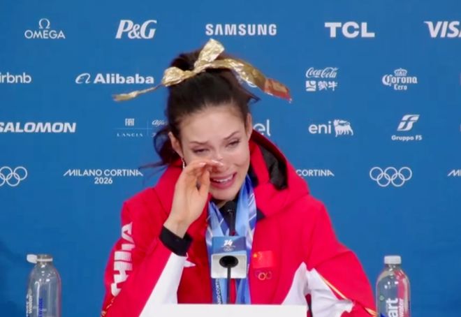 谷爱凌发布会落泪：刚得知外婆去世，我向她保证过会勇敢