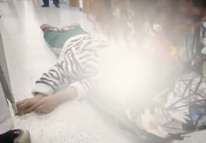 河南一家长称10岁女儿遭同班男生殴打致抽搐晕倒，送医后确诊焦虑抑郁，校方数次拒查监控，拖延多日后称已覆盖，当地教育局：已介入处理