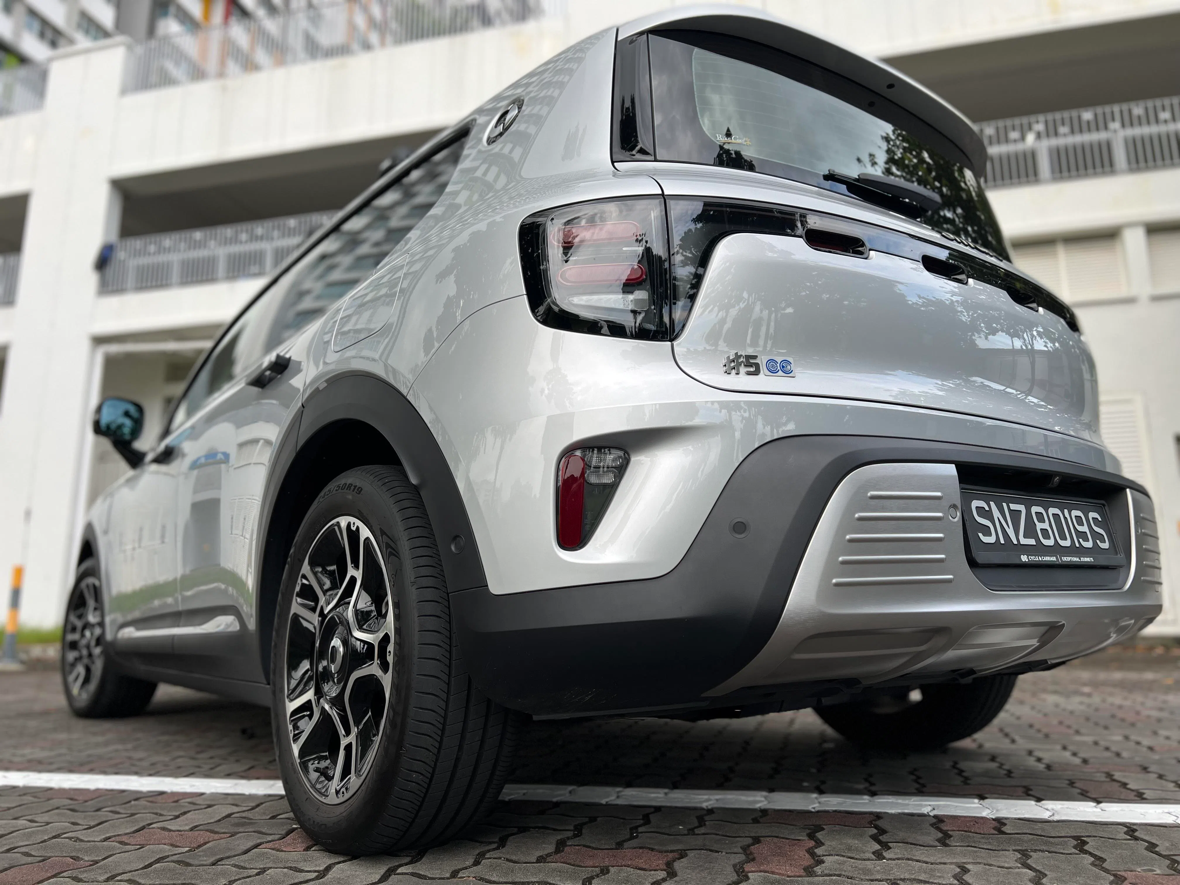 #5后驱版本以250kW与373Nm的输出，呈现极为轻盈直率的加速表现。（吴庆康摄）