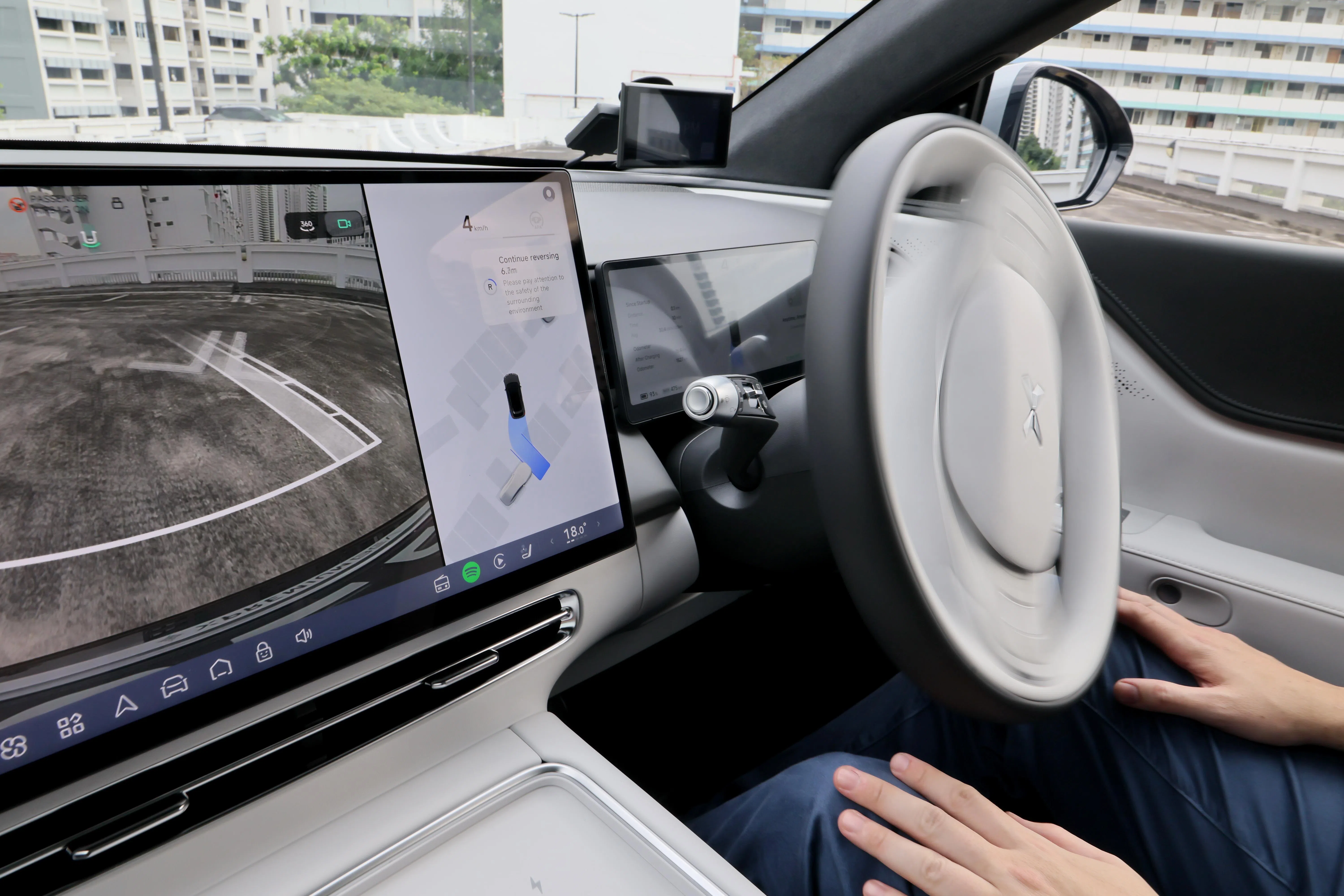 无论是平行泊车或垂直泊车，G6都能游刃有余。（龙国雄摄）