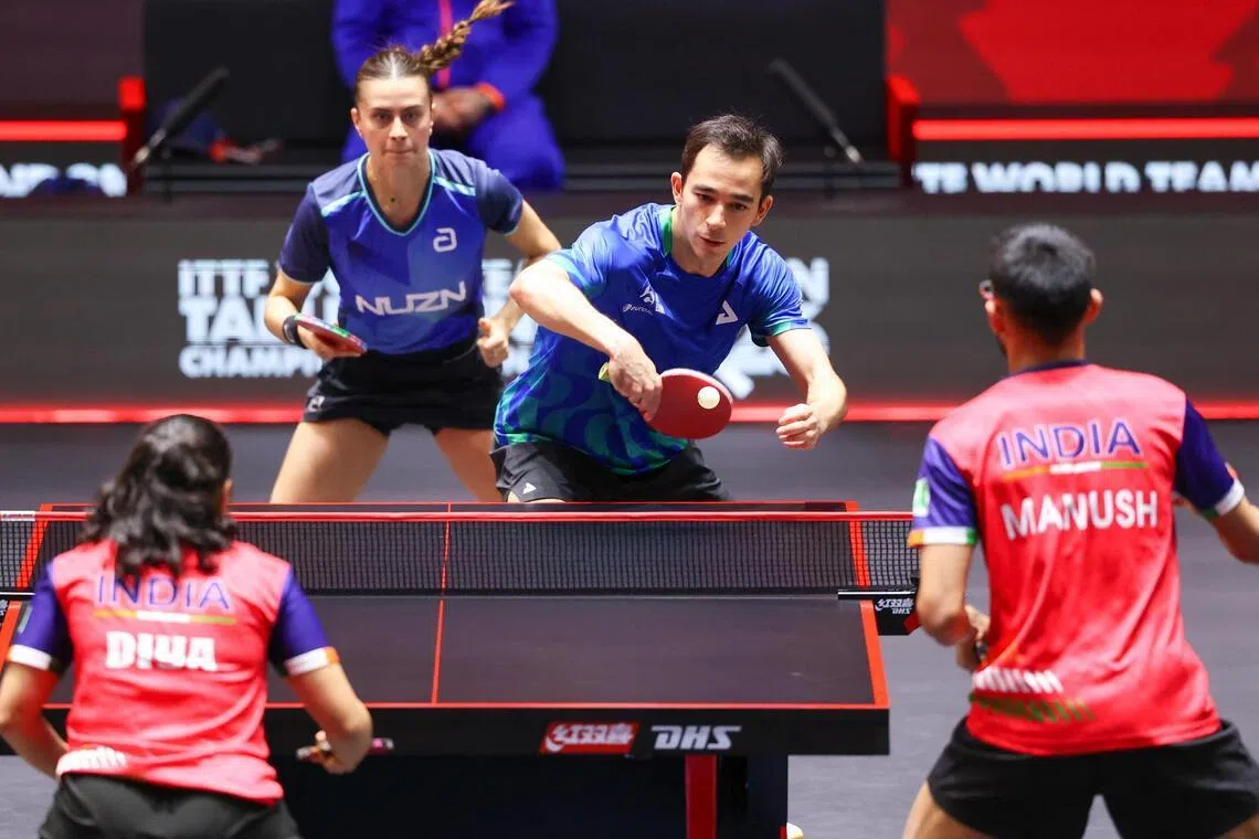 巴西情侣组合卡尔德拉诺（蓝黑衣右）与布鲁娜（蓝黑衣左）配合十分默契，直落三局击败六号种子的印度组合。（吴先邦摄）