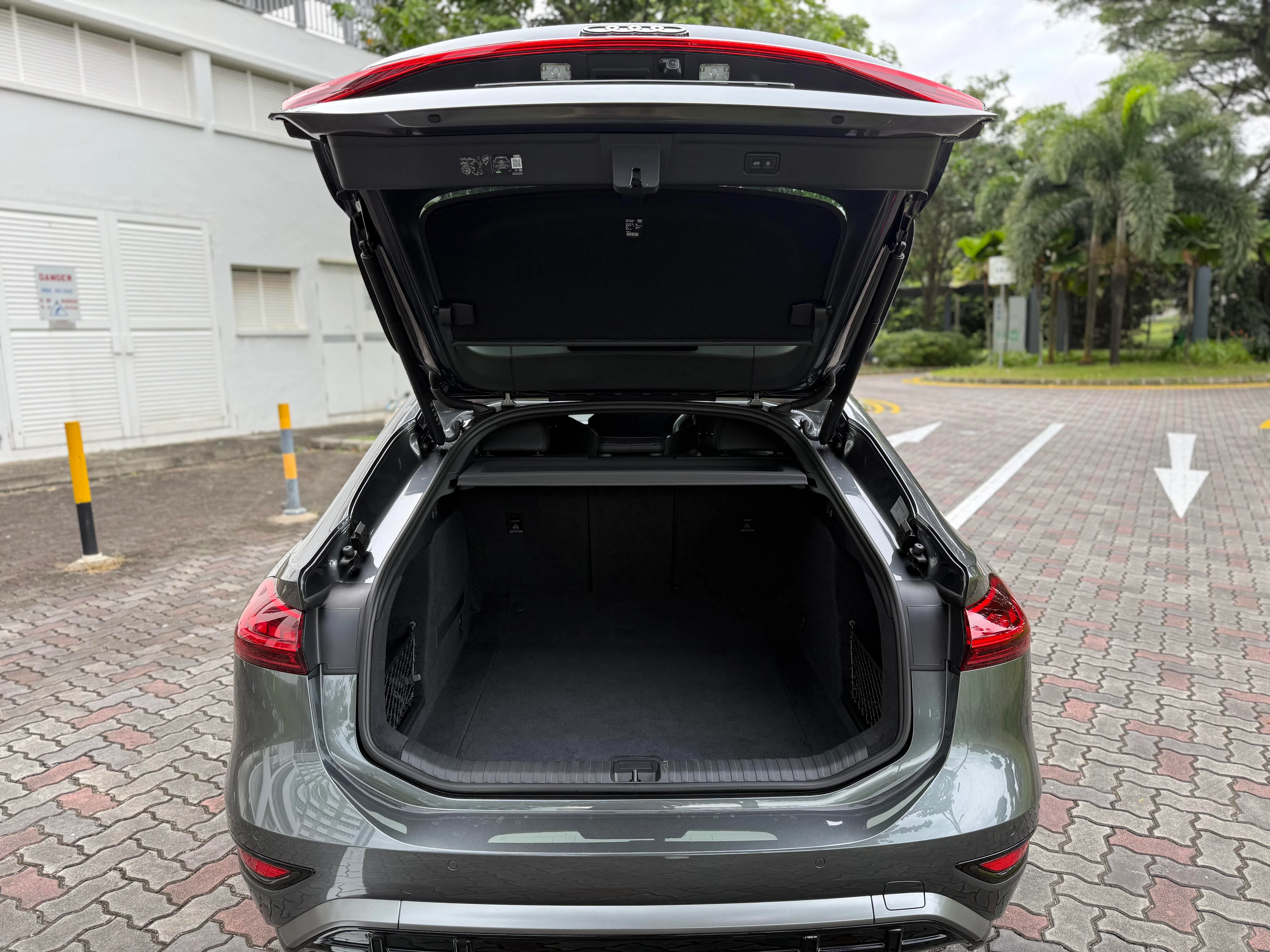 后备厢标准容积502升，放倒后排座椅椅背可扩展至1330升。（吴庆康摄）