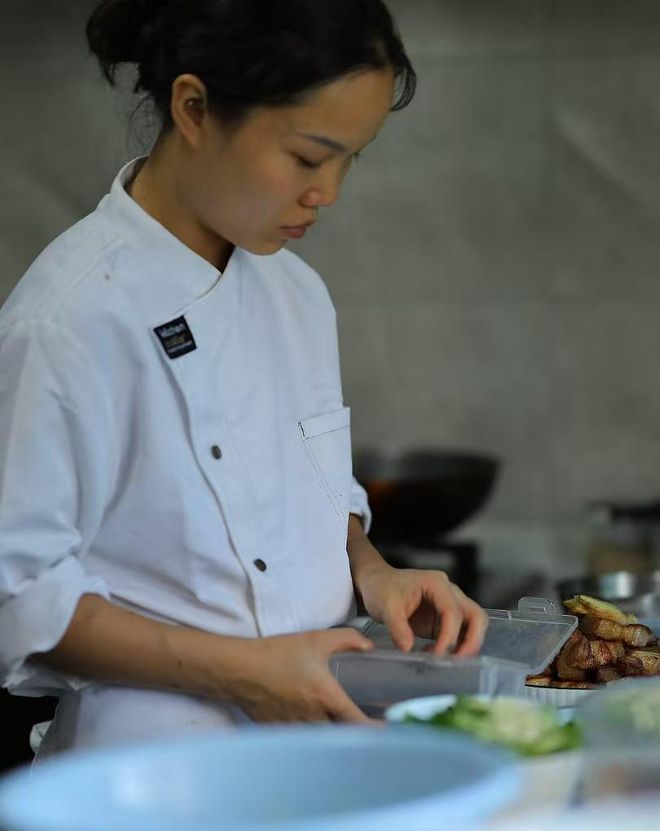 对话上门做年夜饭的“95后”女生：4.5万是预估春节整月的收入 未来想买房接家人过年