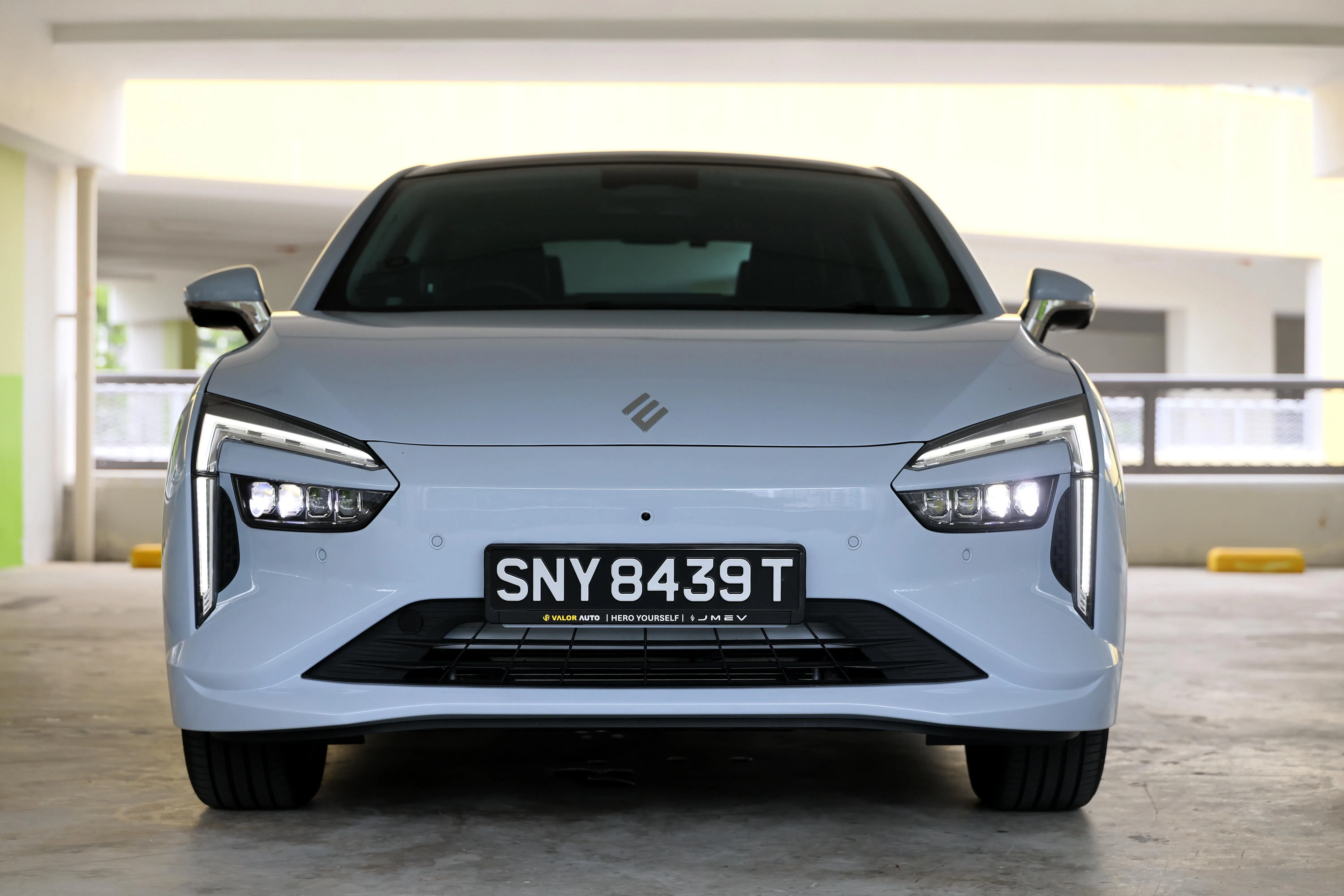 前脸两侧是独特的“银钩式”LED日间行车灯，看起来很锐利。（龙国雄摄）