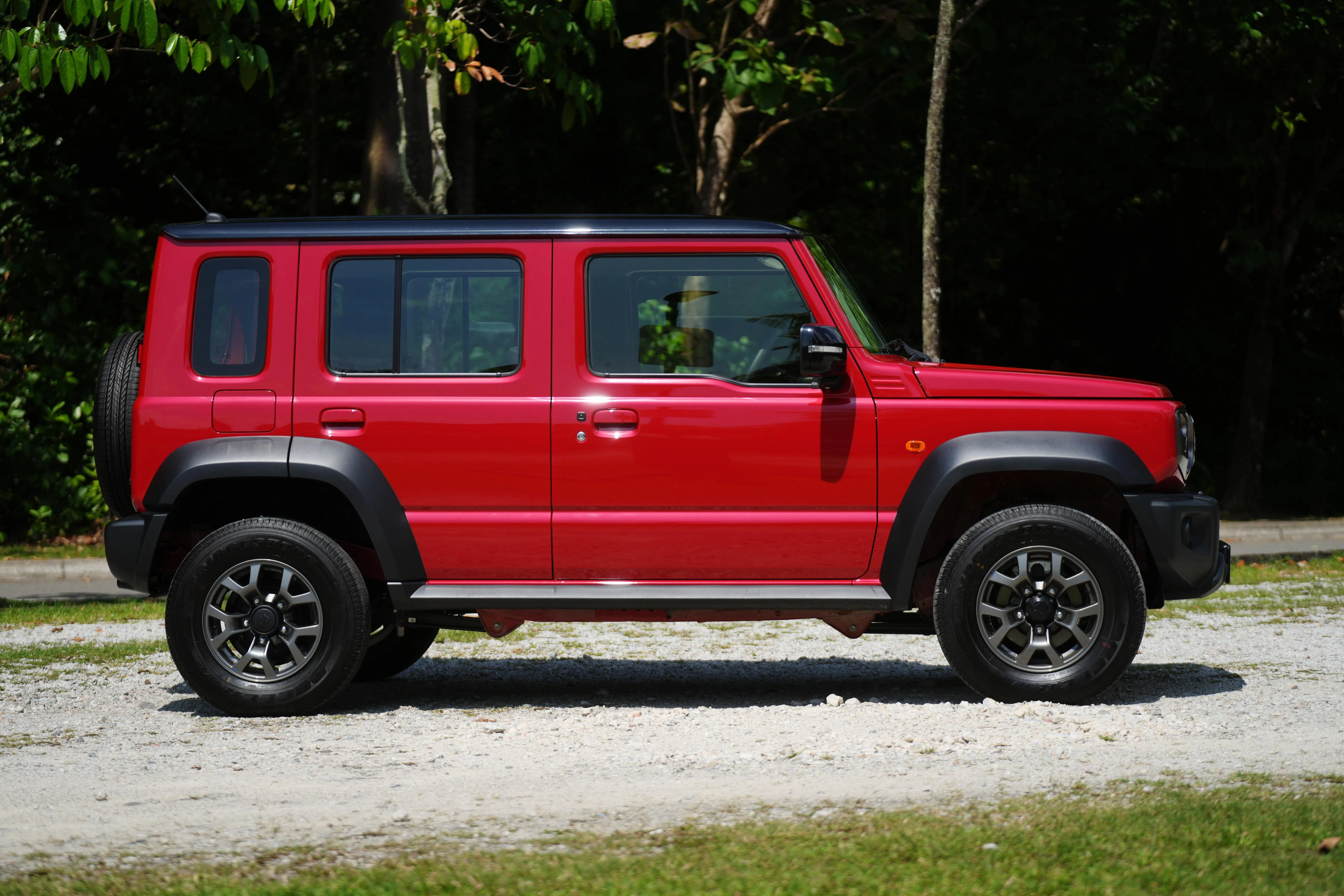 车子新增后车门，轴距增加了340毫米。（谢智扬摄）