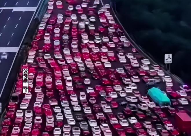 女子返程被堵高速，发现20多辆私家车占用应急车道行驶，花半小时挨个拍照举报，当事人发声；交警回应：处理中