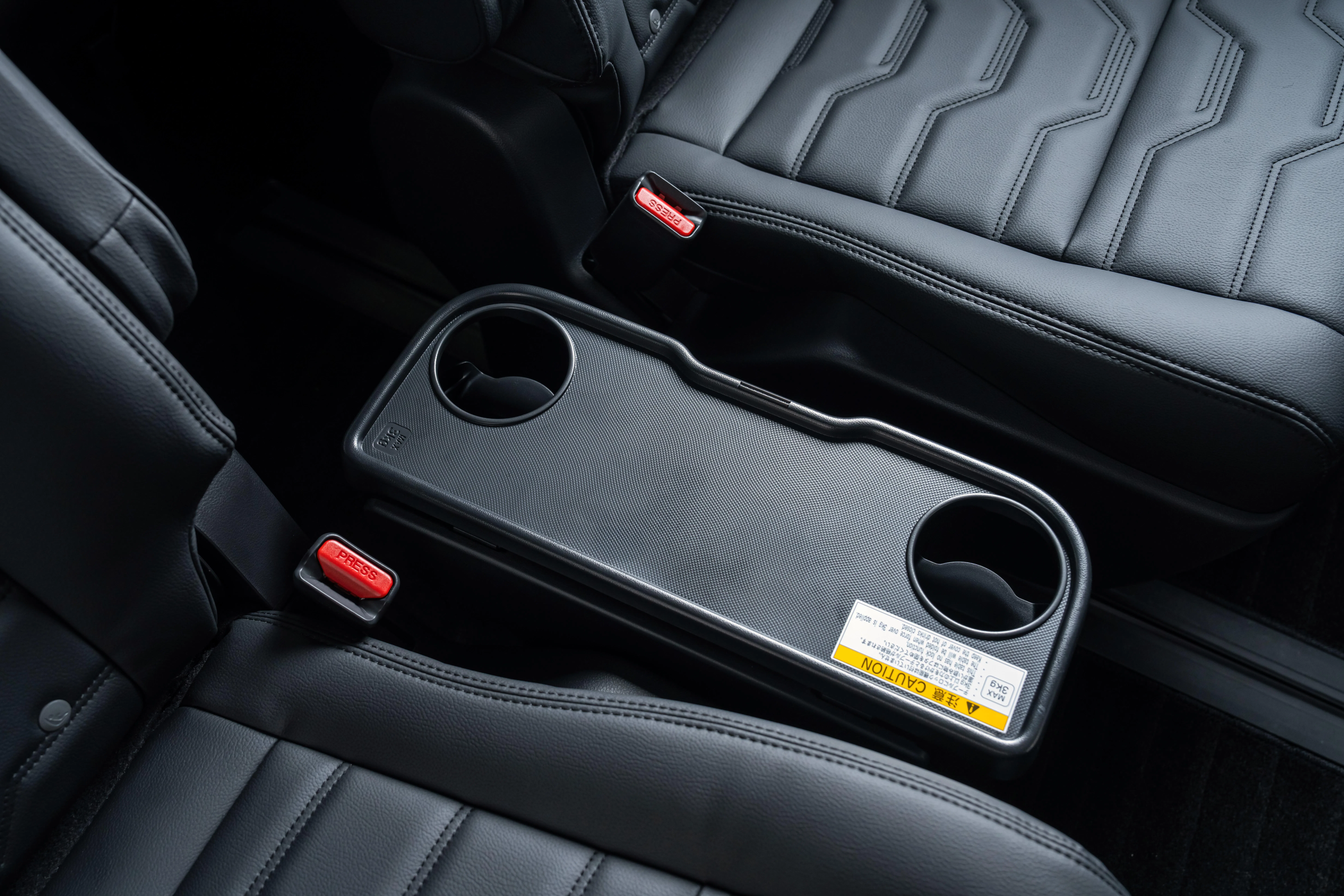 中排右座配有折叠桌和杯架。（车商提供）