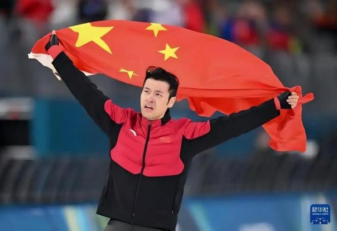 山顶的风景太好了!宁忠岩用金牌撕掉“收银员”标签