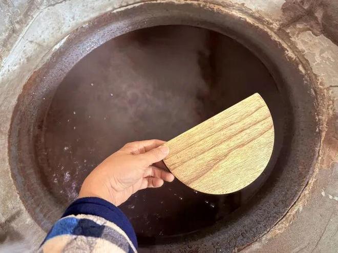 除夕在铁锅里泡澡,底下还烧着柴火?浙江真的有!“我家两个女婿一个超爱,一个总感觉好像铁锅炖自己……”