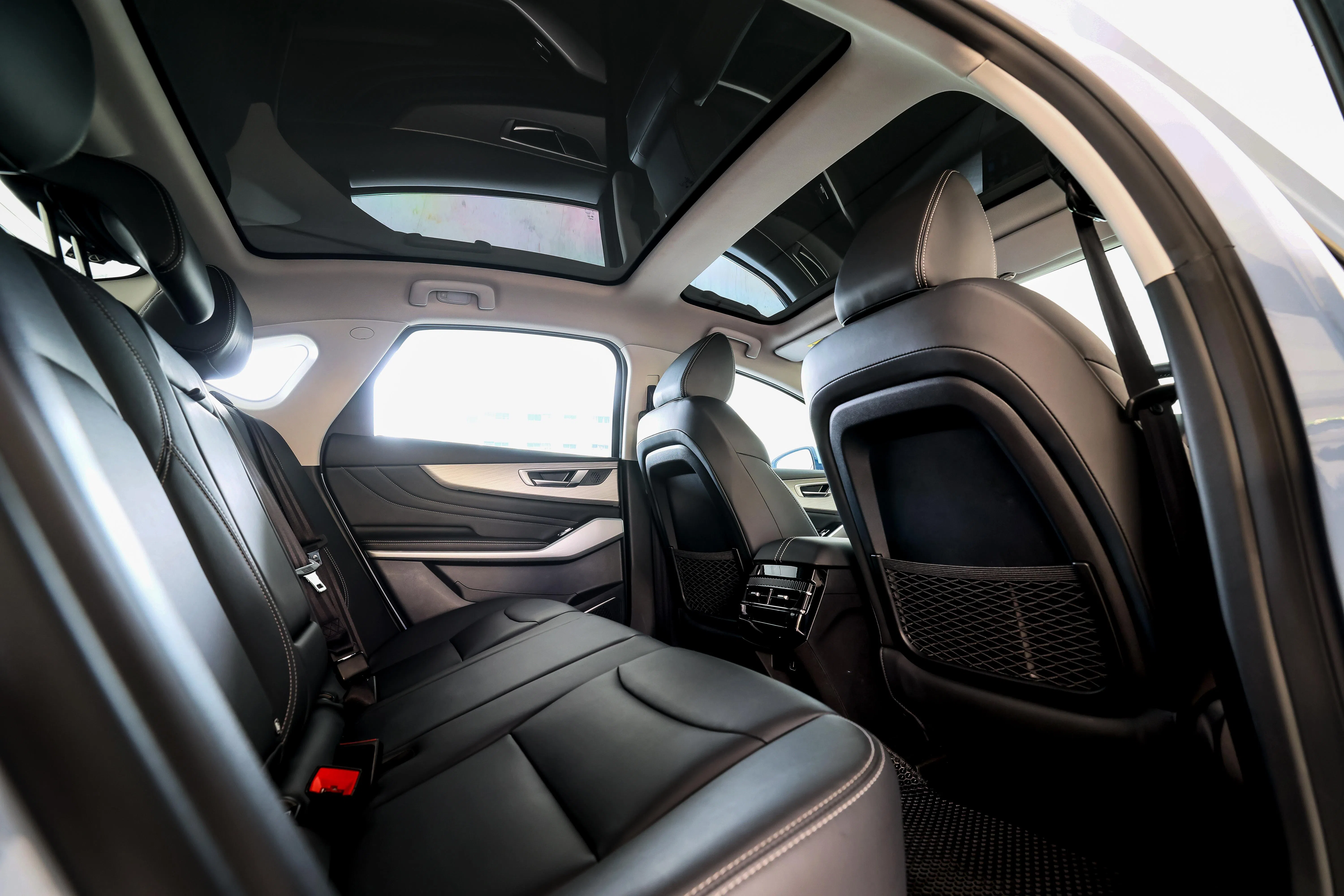 后排座位空间宽敞，头部上方有全景天窗。（龙国雄摄）